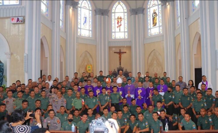 Perayaan Ekaristi untuk Umat Katolik TNI & Polri di Katedral Sintang
