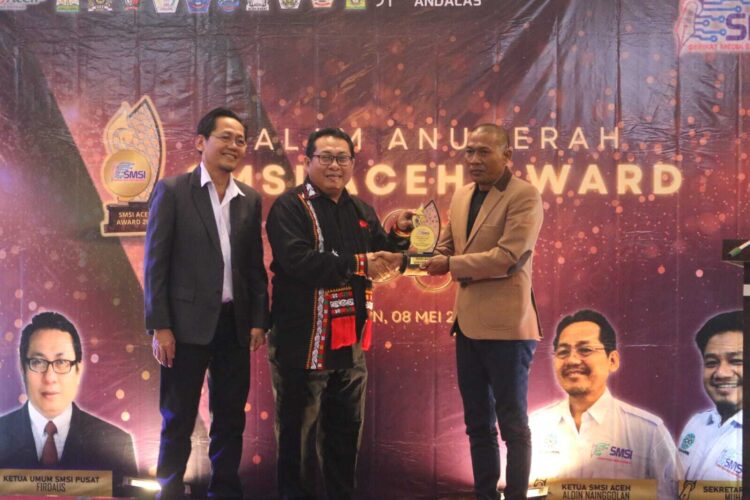 Fokus Bangun Dapil, SMSI Aceh Beri Award Kepada Zulfadli, A.Md