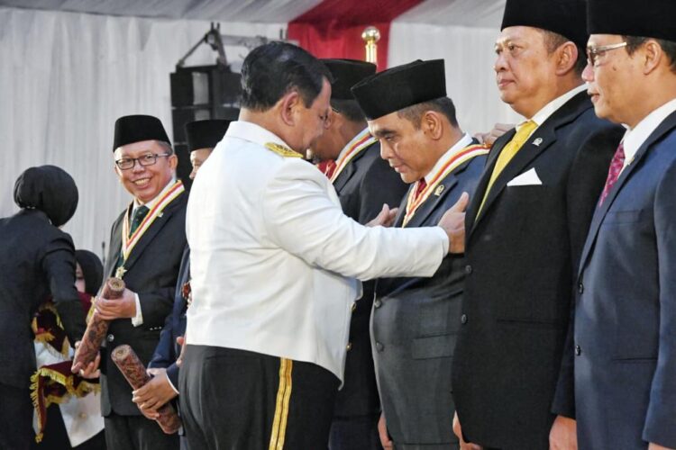 Muzani dan Dasco Terima Penghargaan Dharma Pertahanan Utama dari Menhan Prabowo