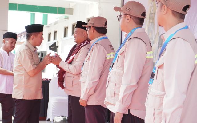 Lepas 444 Calon Jemaah Haji, Bupati Aep Tekankan Pentingnya Kesiapan Fisik